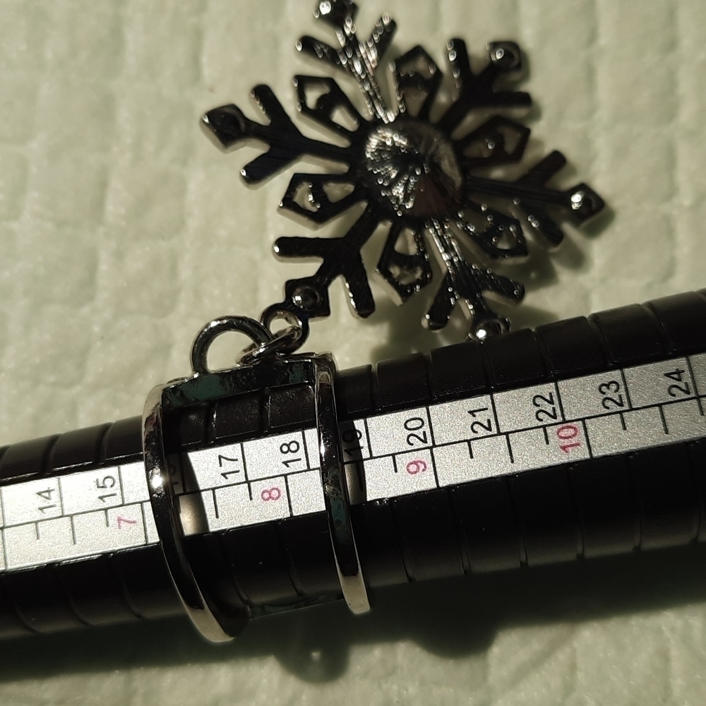 Silvertone Ring with Rhinestones New - Picture 6 of 6
